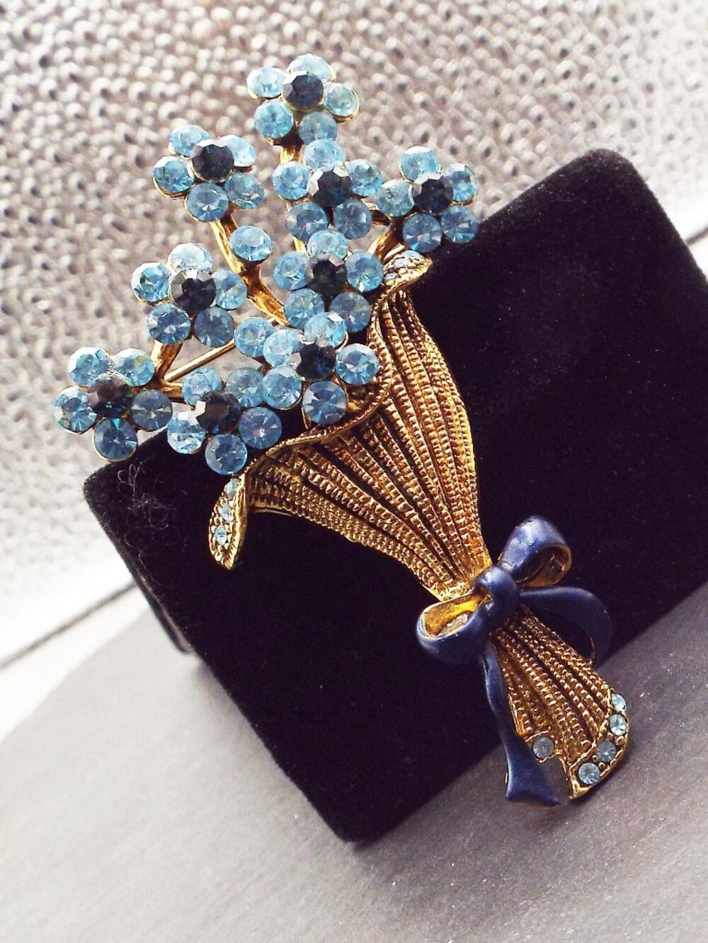 BOUQUET OF BLUE PERIWINKLE FLOWERS (LOVE & NOSTALGIAL) GOLDEN RHINESTONE PIN 51